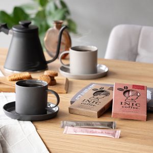 Light note AromaとDark note Aromaを飲み比べるイメージ